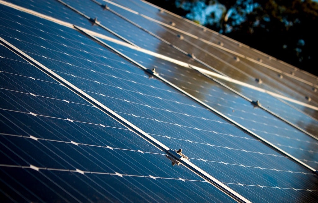Installer des panneaux solaires pour valoriser les surfaces industrielles