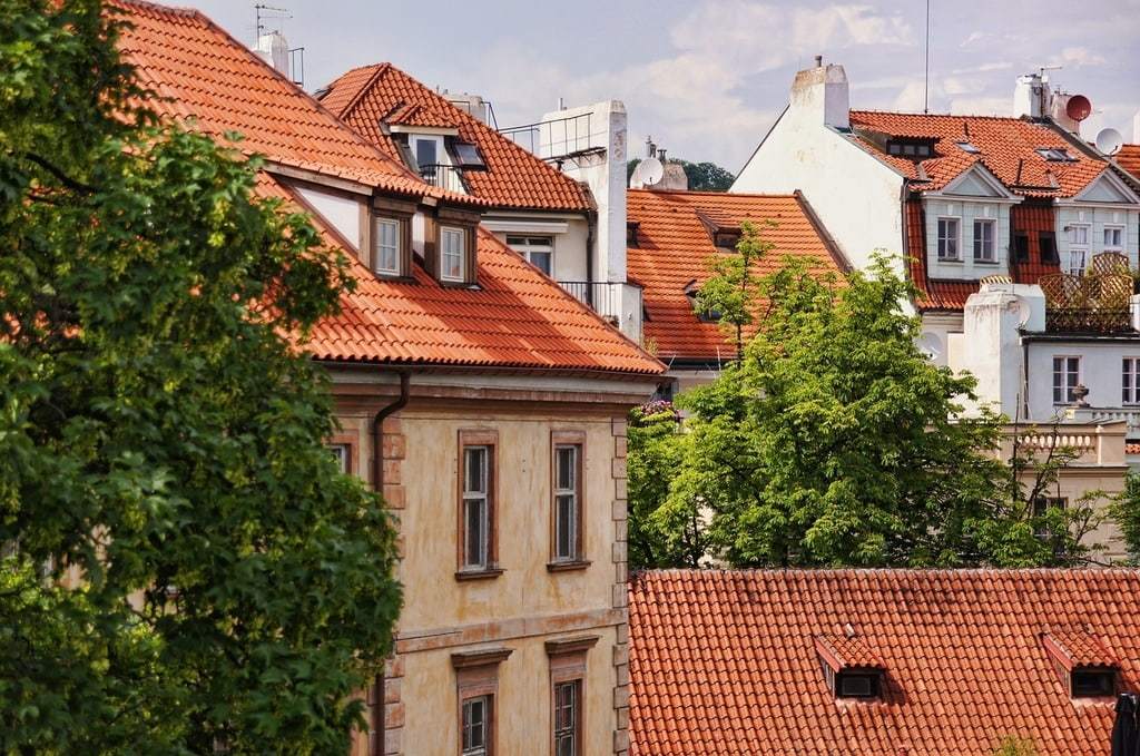 Comment le démoussage de toiture en Vendée améliore sa durabilité ?